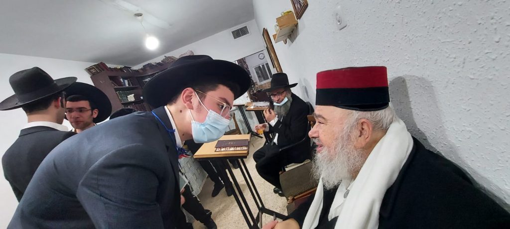 רבי עמנואל טולידנו בקריאת מגילה • גלריה