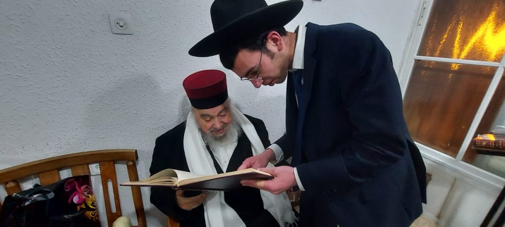 רבי עמנואל טולידנו בקריאת מגילה • גלריה