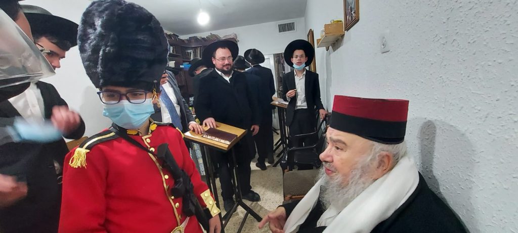 רבי עמנואל טולידנו בקריאת מגילה • גלריה