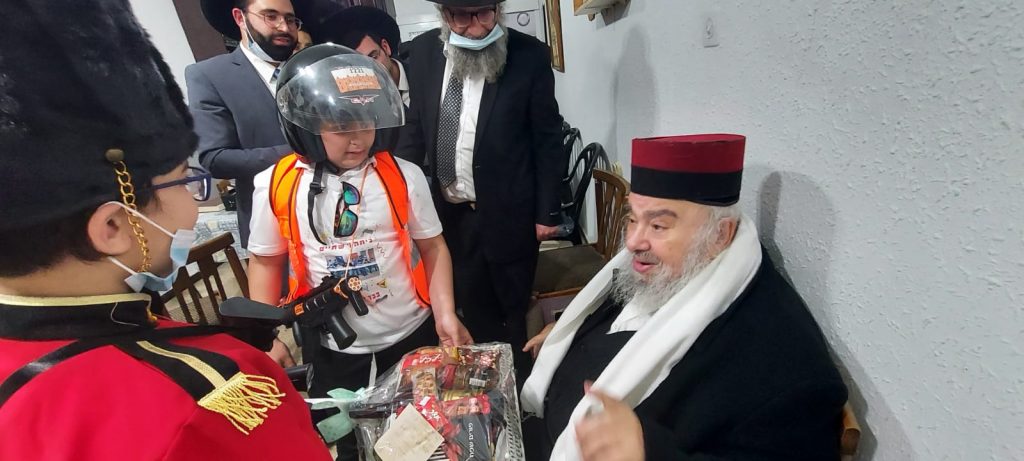 רבי עמנואל טולידנו בקריאת מגילה • גלריה