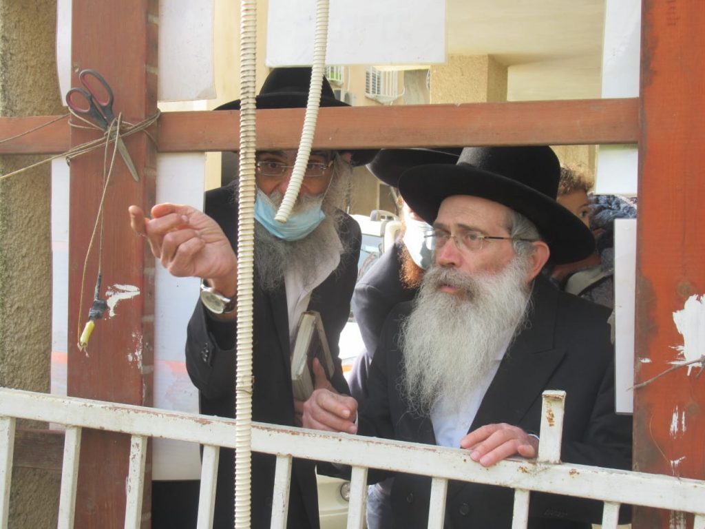 כמנהגו של אביו: הגר"ש שטיינמן בירך על האילנות בקריית הרצוג