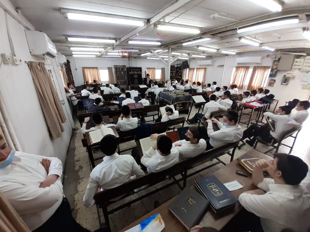 כמנהגו של אביו: הגר"ש שטיינמן בירך על האילנות בקריית הרצוג