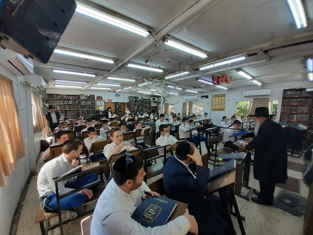 כמנהגו של אביו: הגר"ש שטיינמן בירך על האילנות בקריית הרצוג