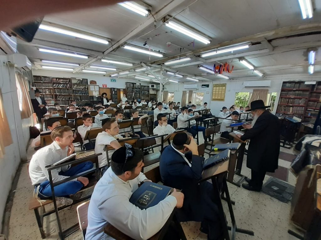 כמנהגו של אביו: הגר"ש שטיינמן בירך על האילנות בקריית הרצוג