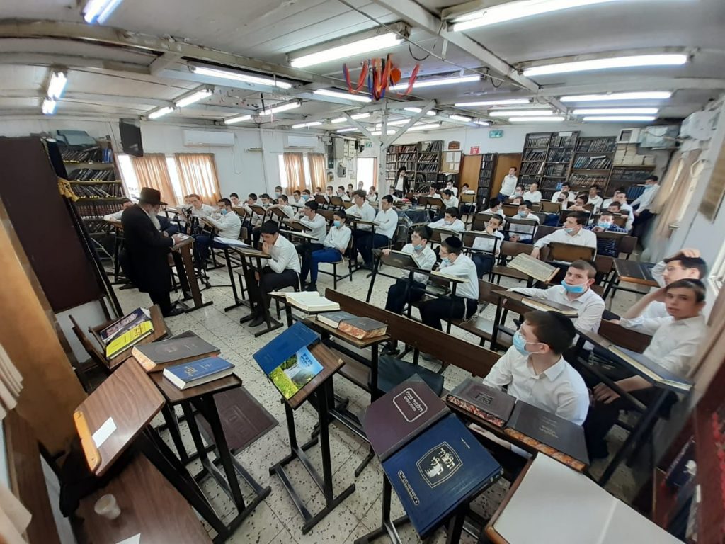 כמנהגו של אביו: הגר"ש שטיינמן בירך על האילנות בקריית הרצוג