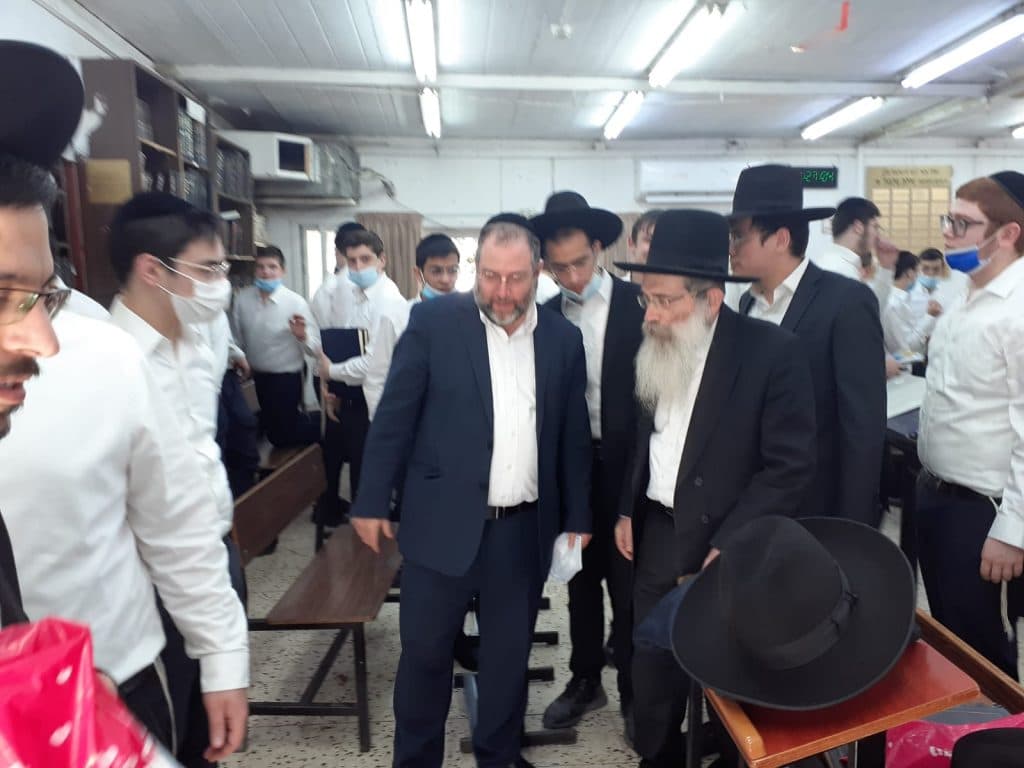 כמנהגו של אביו: הגר"ש שטיינמן בירך על האילנות בקריית הרצוג