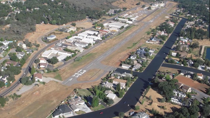 שכונה יוקרתית בקליפורניה: לכל דייר מטוס בחניה • צפו
