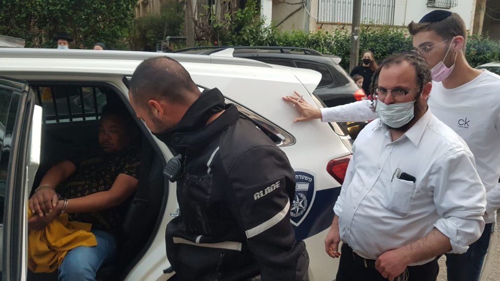 תיעוד: גנב האופניים בבני ברק נתפס על חם