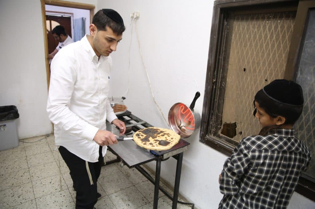 תיעוד: אפיית המצות התימניות של משפחת סליימן