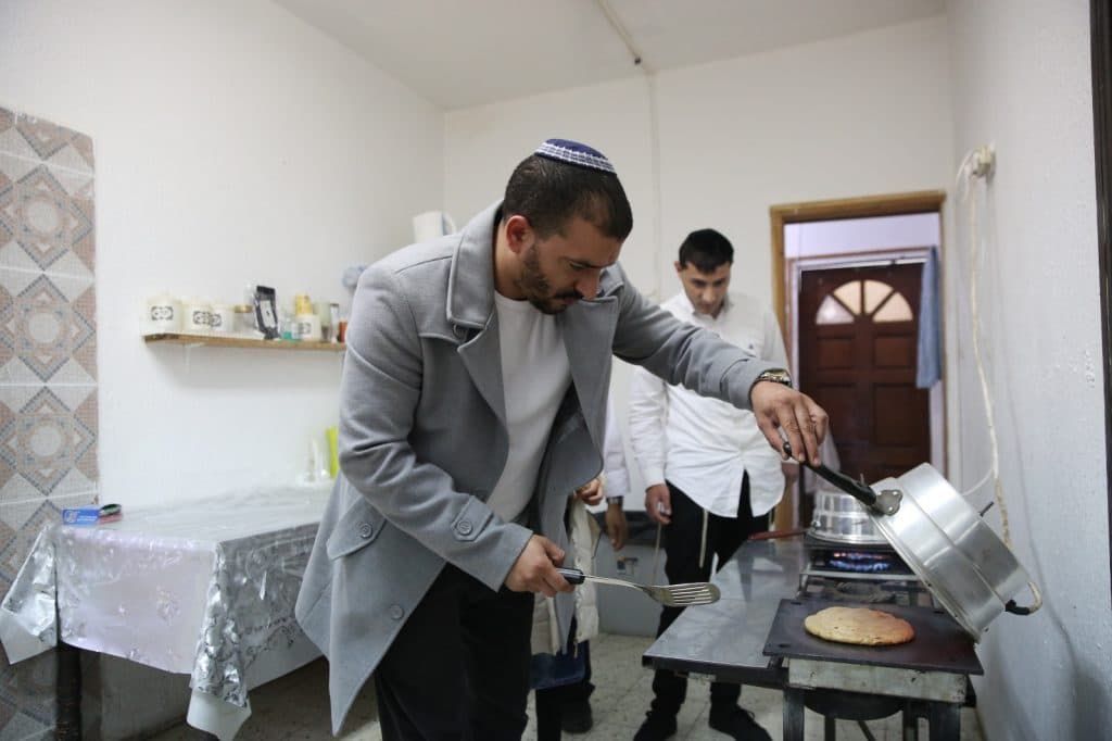 תיעוד: אפיית המצות התימניות של משפחת סליימן