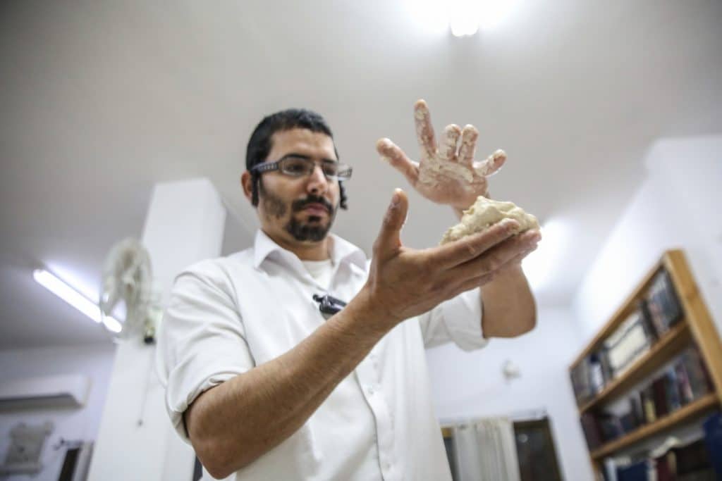 תיעוד: אפיית המצות התימניות של משפחת סליימן