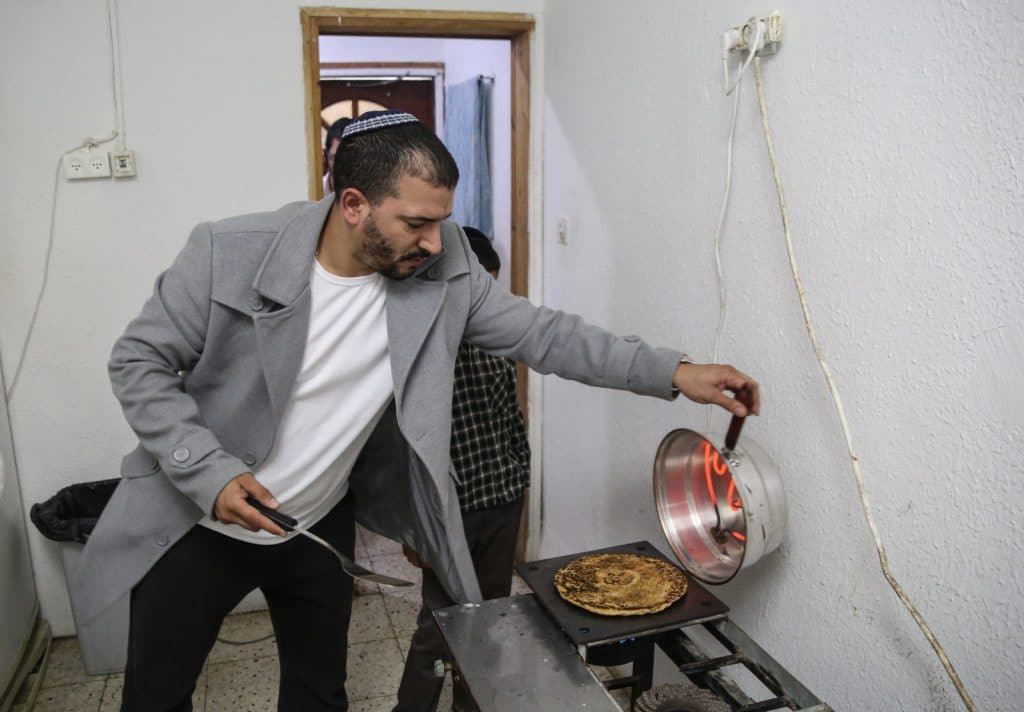 תיעוד: אפיית המצות התימניות של משפחת סליימן