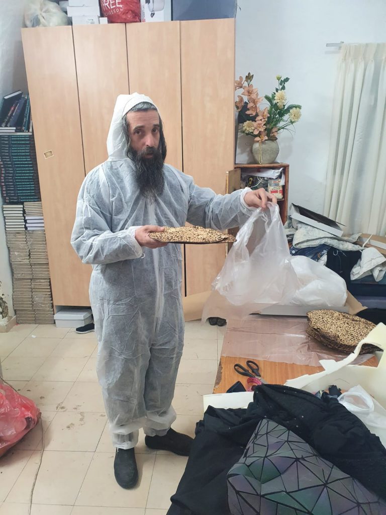 בחליפת קורונה: יואליש קרויס מתכונן לחג