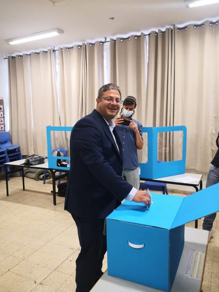 הפוליטיקאים מצביעים: תמונות