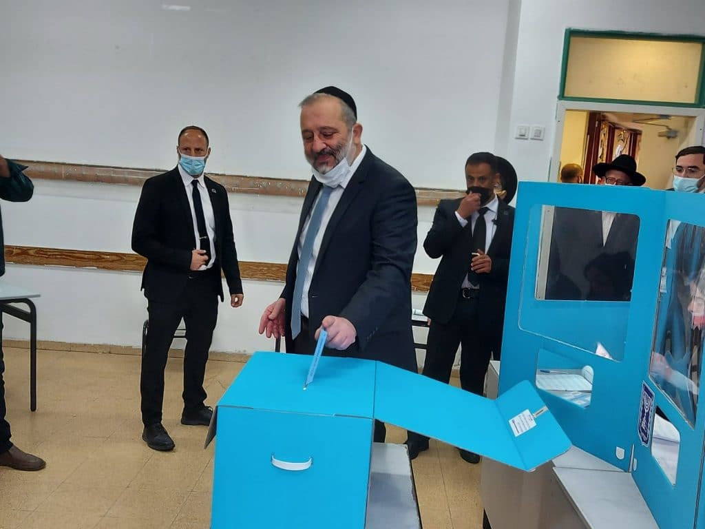 הפוליטיקאים מצביעים: תמונות