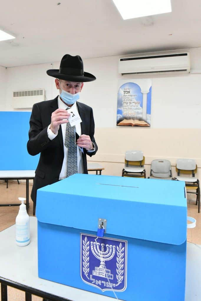 הפוליטיקאים מצביעים: תמונות