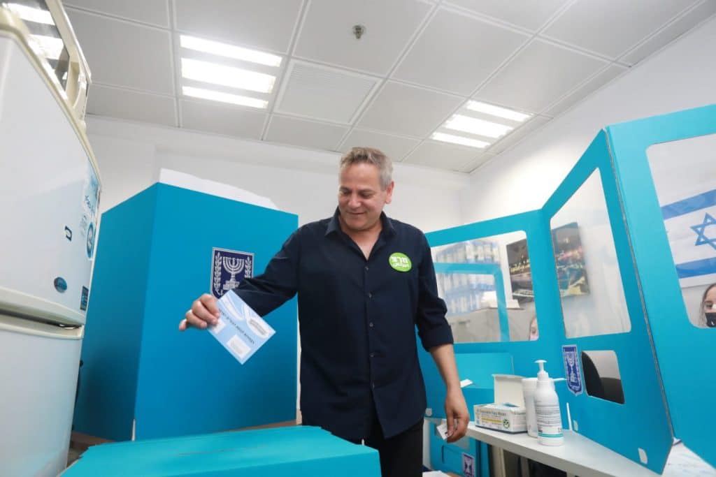 הפוליטיקאים מצביעים: תמונות