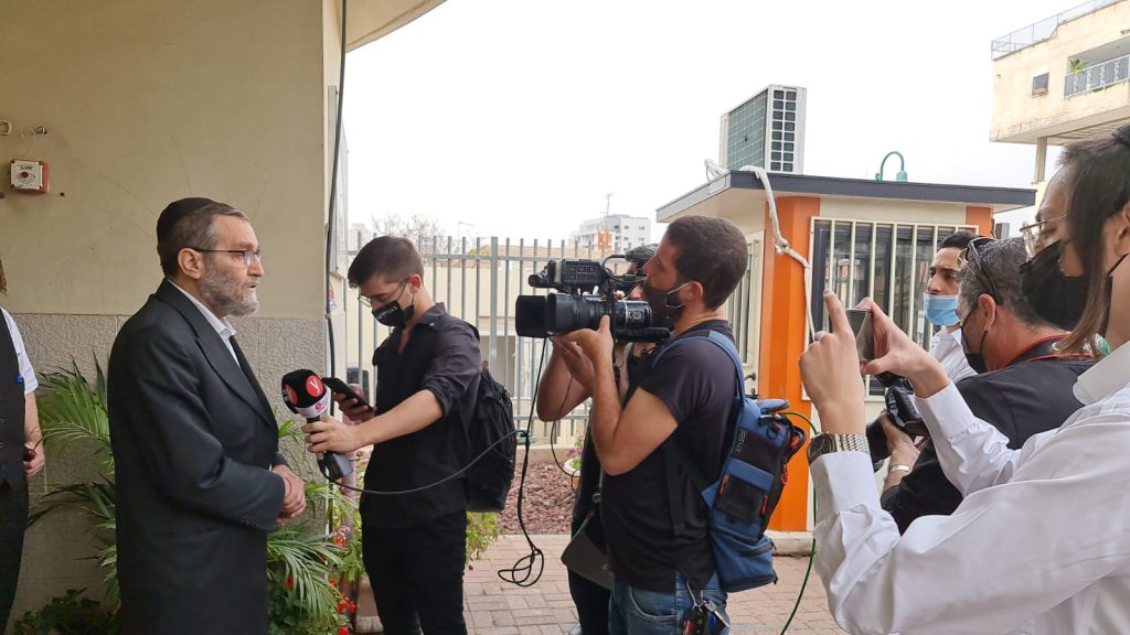 הפוליטיקאים מצביעים: תמונות