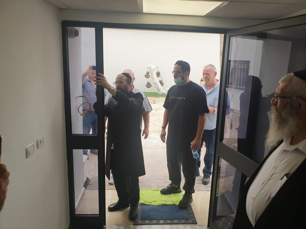 ביום הבחירות: הגר"י אפרתי חנך בית אריזה ענק בנערן