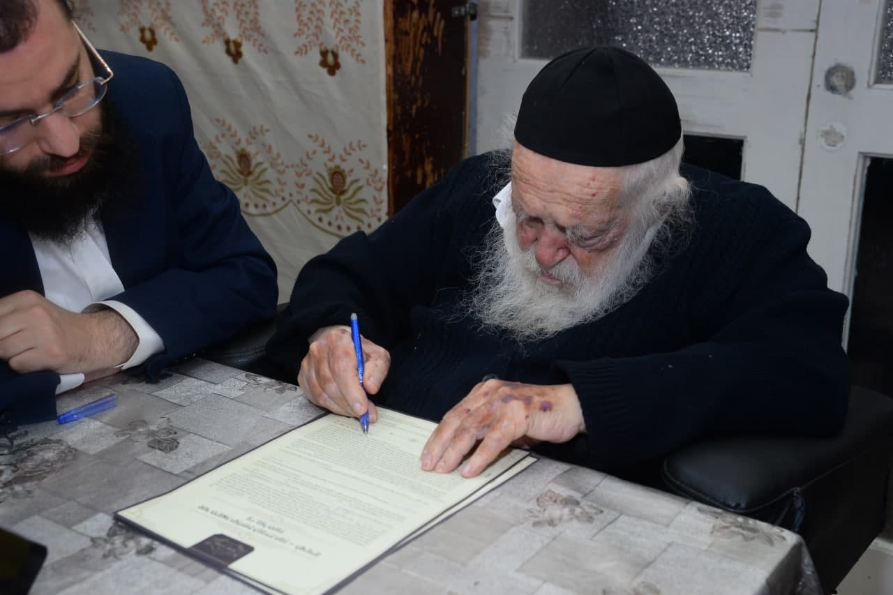 לאחר צאת הכוכבים: הגר"ח קניבסקי בדק חמץ