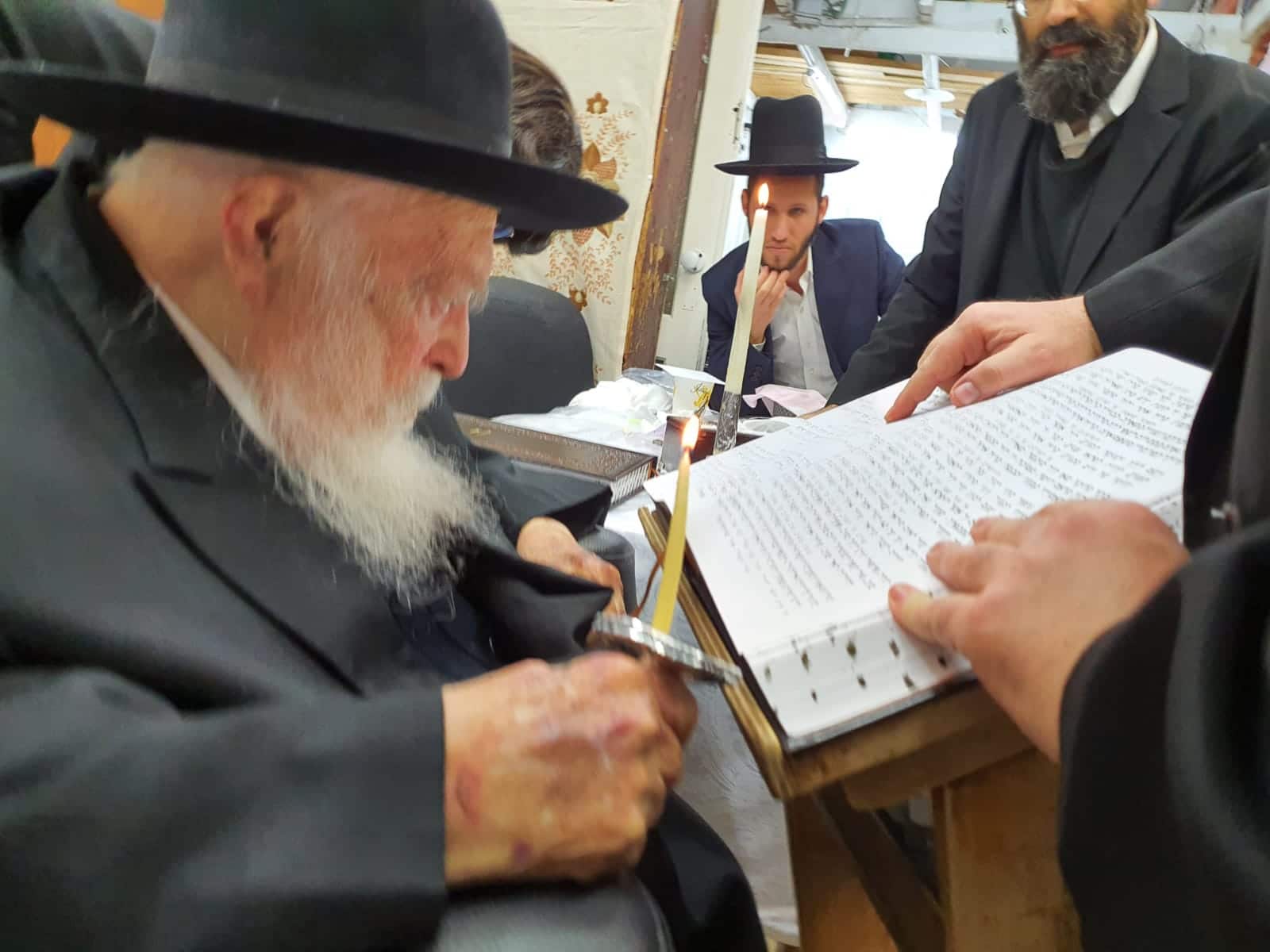 לאחר צאת הכוכבים: הגר"ח קניבסקי בדק חמץ