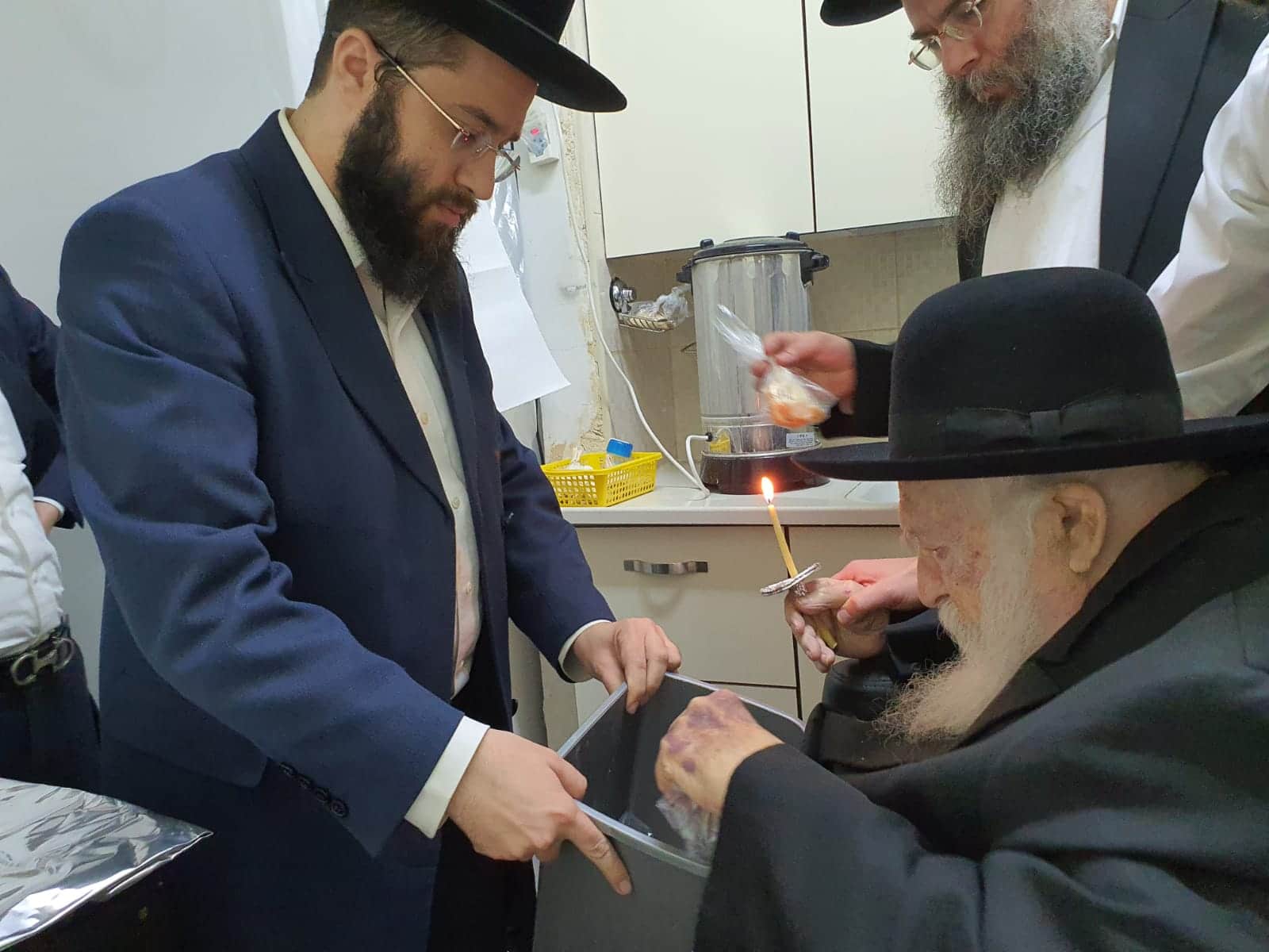 לאחר צאת הכוכבים: הגר"ח קניבסקי בדק חמץ