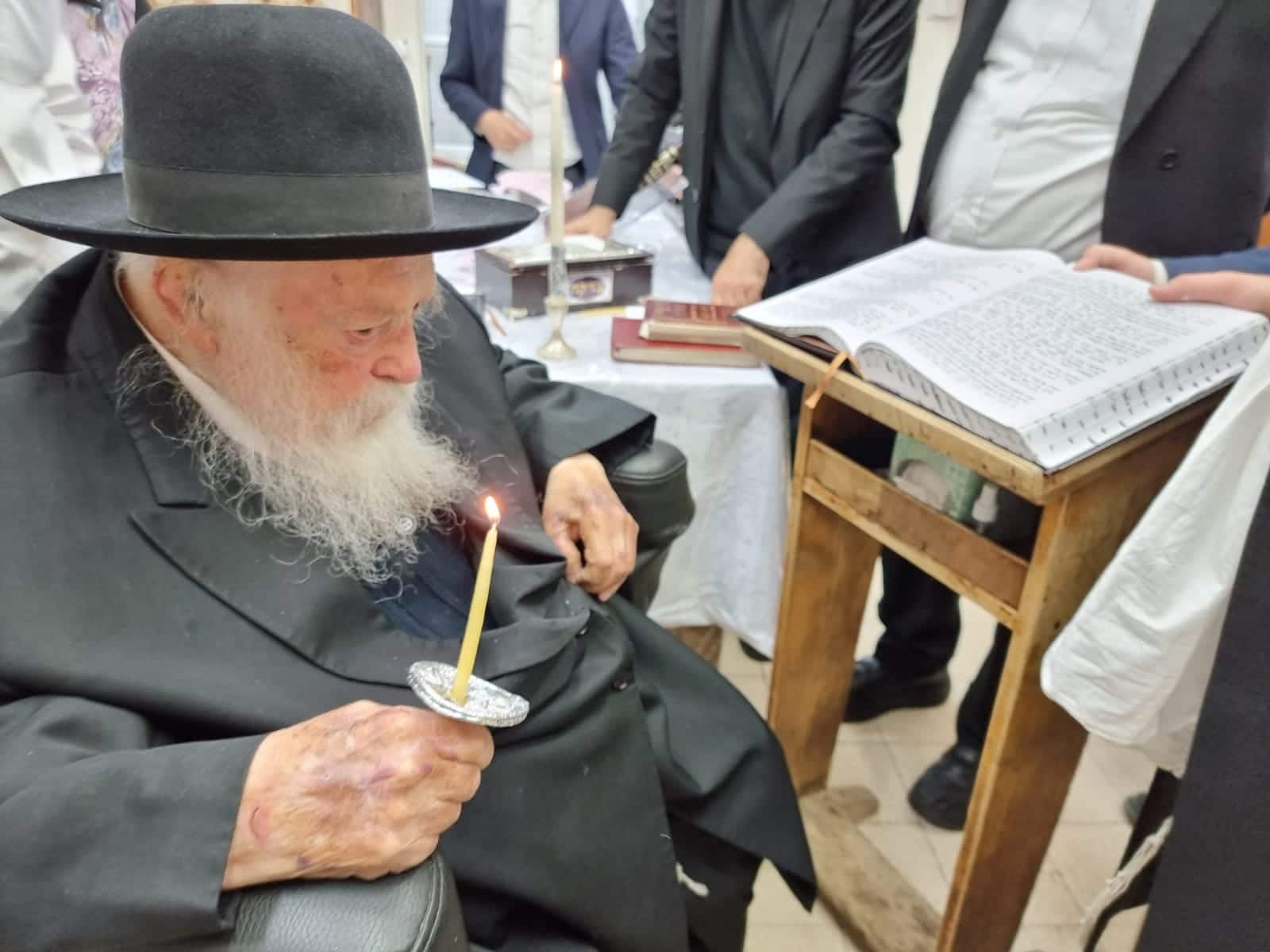 לאחר צאת הכוכבים: הגר"ח קניבסקי בדק חמץ