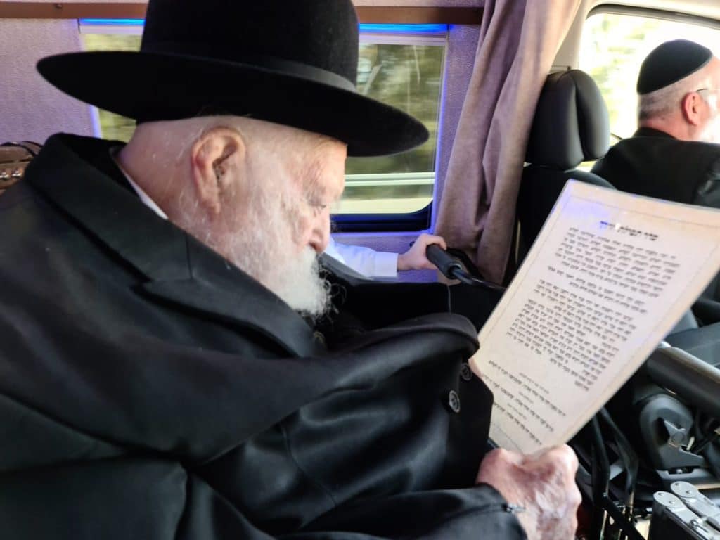 צפו: שר התורה הגר"ח קניבסקי בתפילה בכותל המערבי