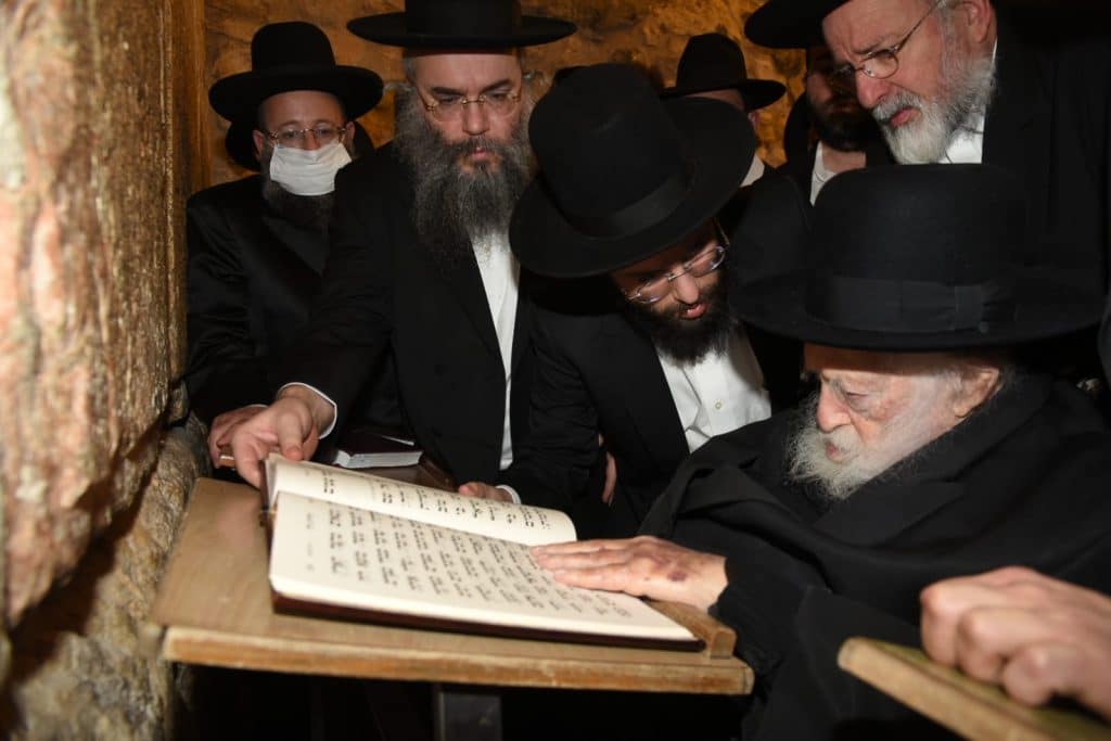 צפו: שר התורה הגר"ח קניבסקי בתפילה בכותל המערבי