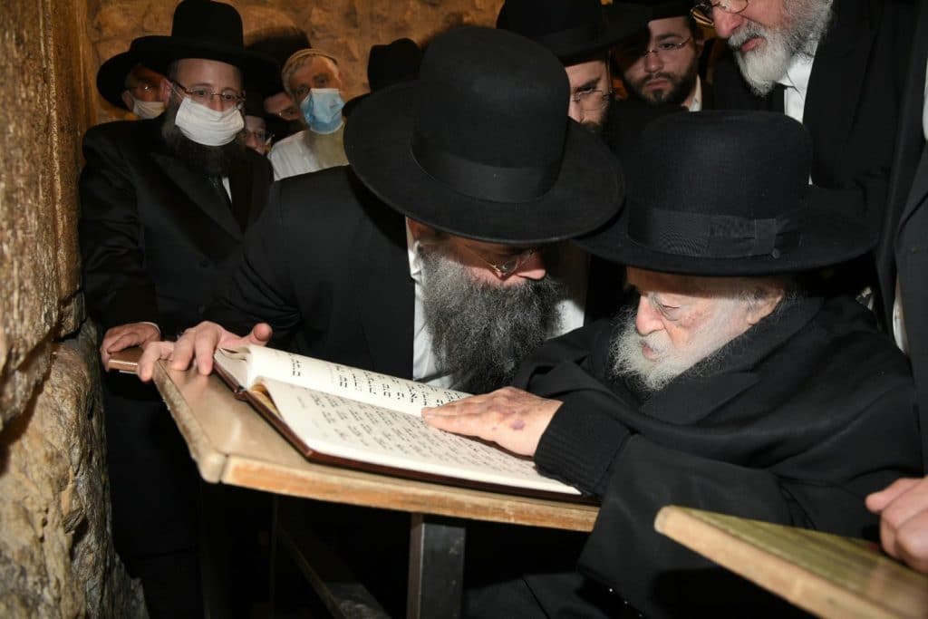 צפו: שר התורה הגר"ח קניבסקי בתפילה בכותל המערבי