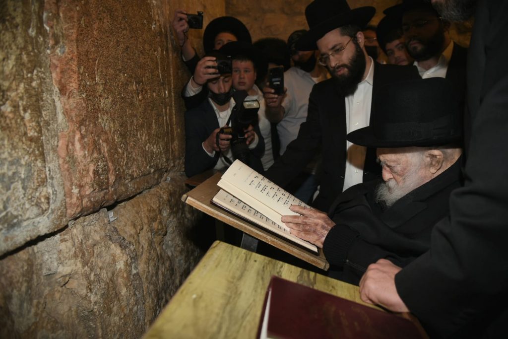 צפו: שר התורה הגר"ח קניבסקי בתפילה בכותל המערבי