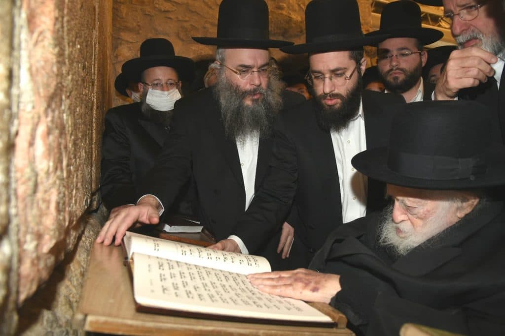 צפו: שר התורה הגר"ח קניבסקי בתפילה בכותל המערבי