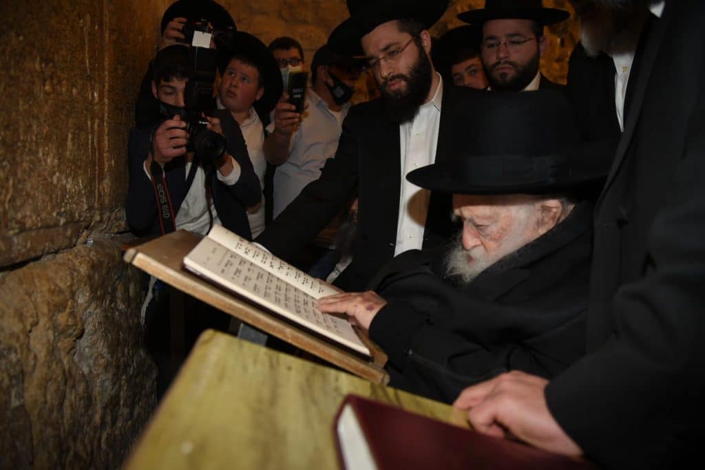 צפו: שר התורה הגר"ח קניבסקי בתפילה בכותל המערבי