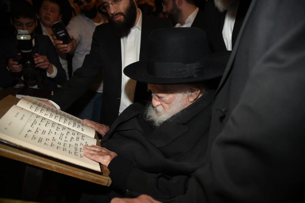 צפו: שר התורה הגר"ח קניבסקי בתפילה בכותל המערבי