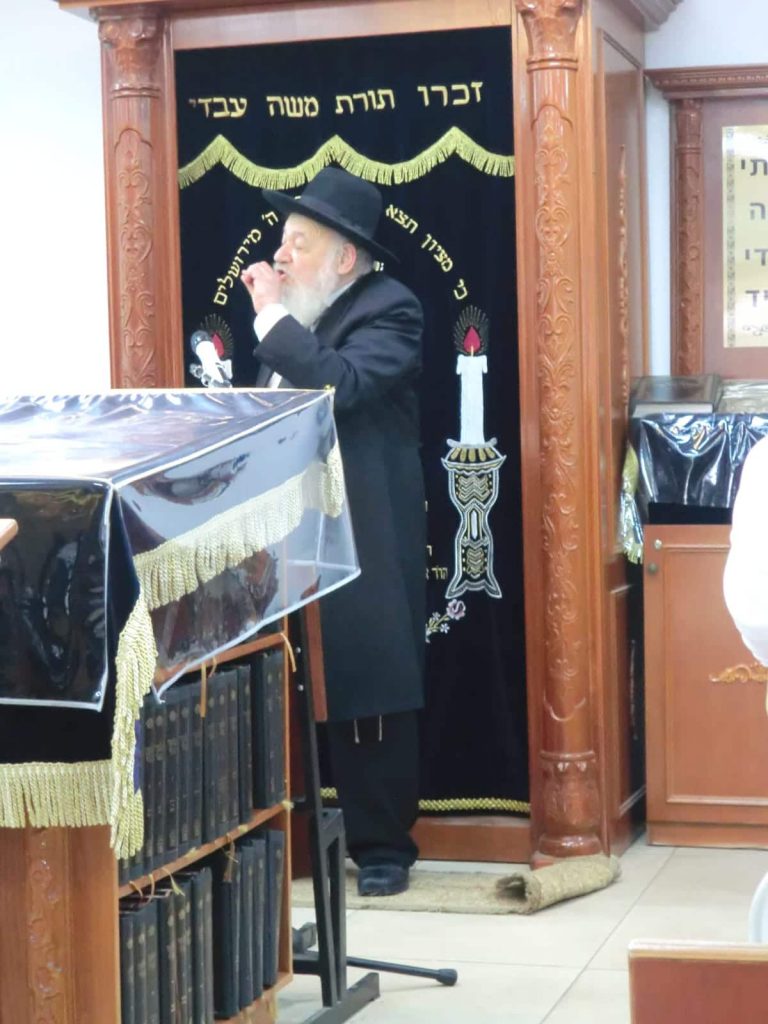 הגרא"י קוק בשיעור בקרית דגל התורה בטבריה • גלריה