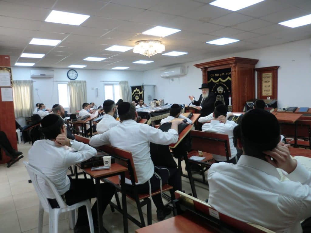 הגרא"י קוק בשיעור בקרית דגל התורה בטבריה • גלריה