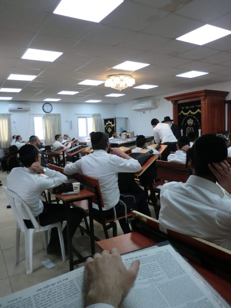 הגרא"י קוק בשיעור בקרית דגל התורה בטבריה • גלריה