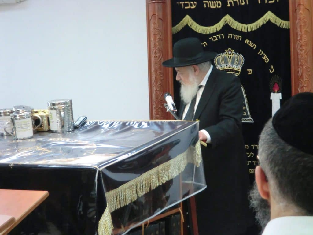 הגרא"י קוק בשיעור בקרית דגל התורה בטבריה • גלריה