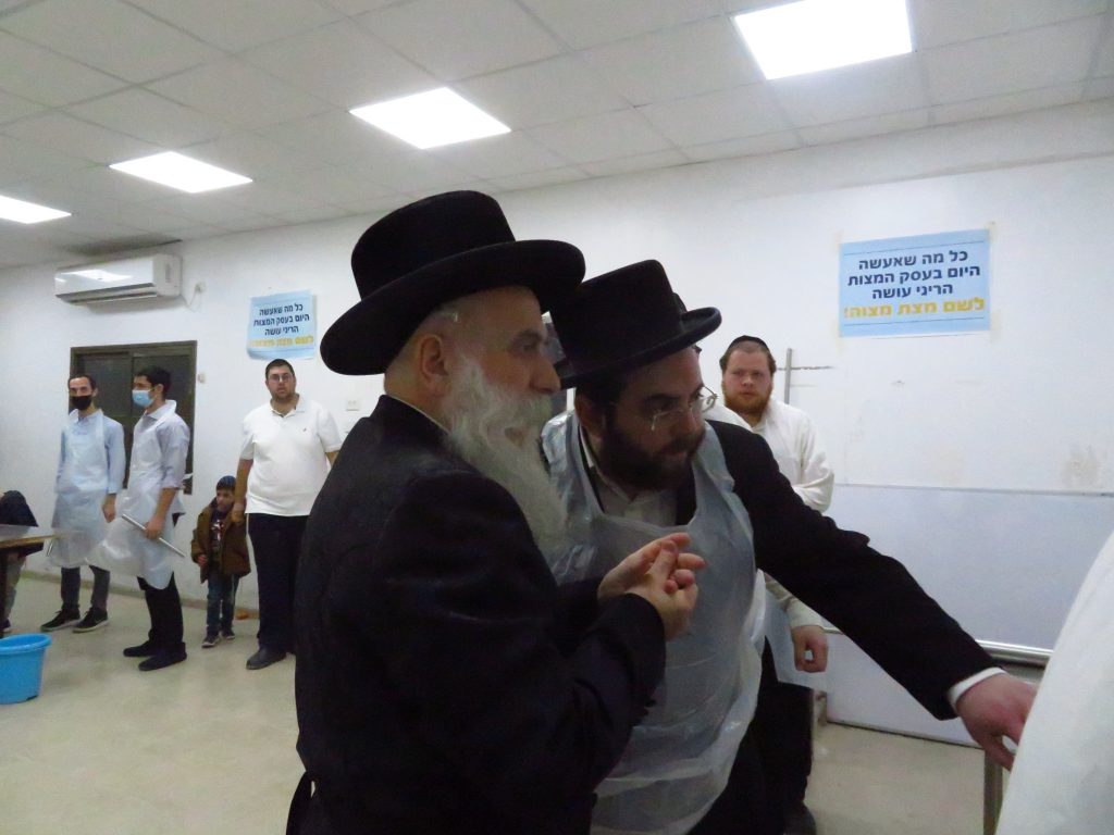 האדמו''ר מבוטשאן באפיית מצות