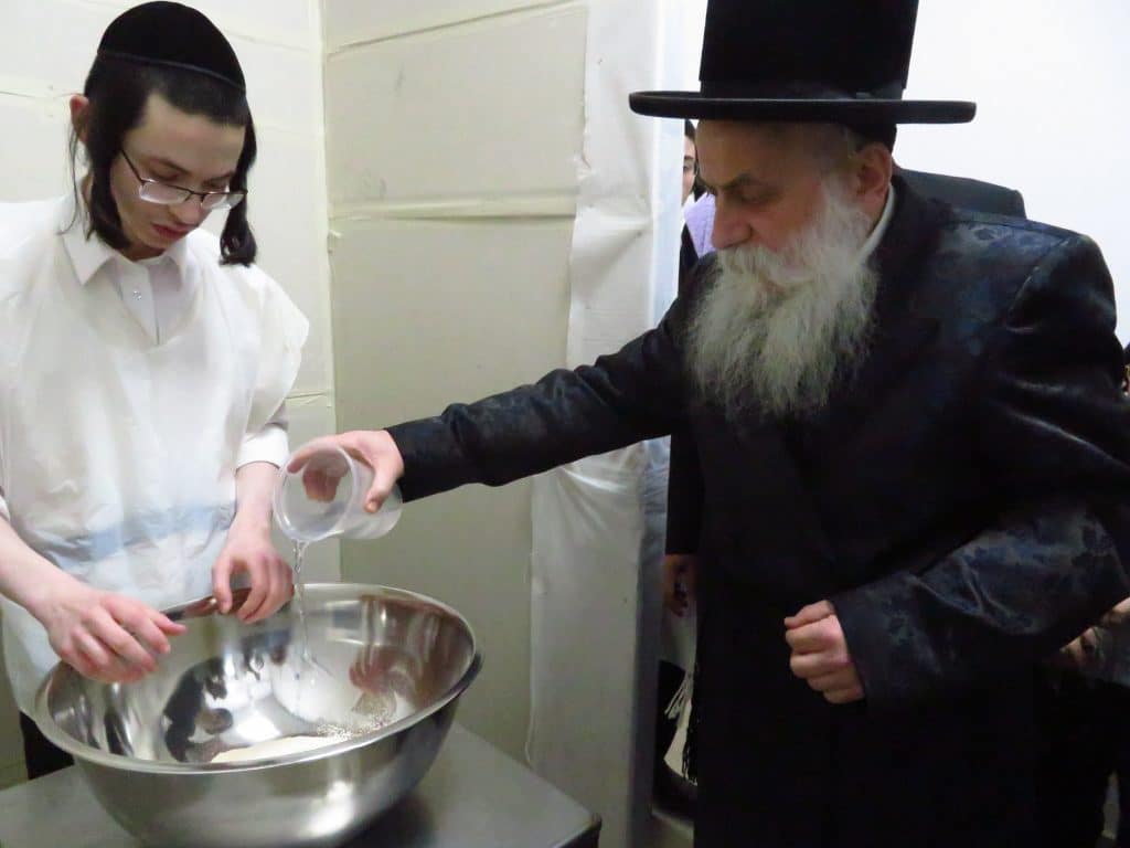 האדמו''ר מבוטשאן באפיית מצות