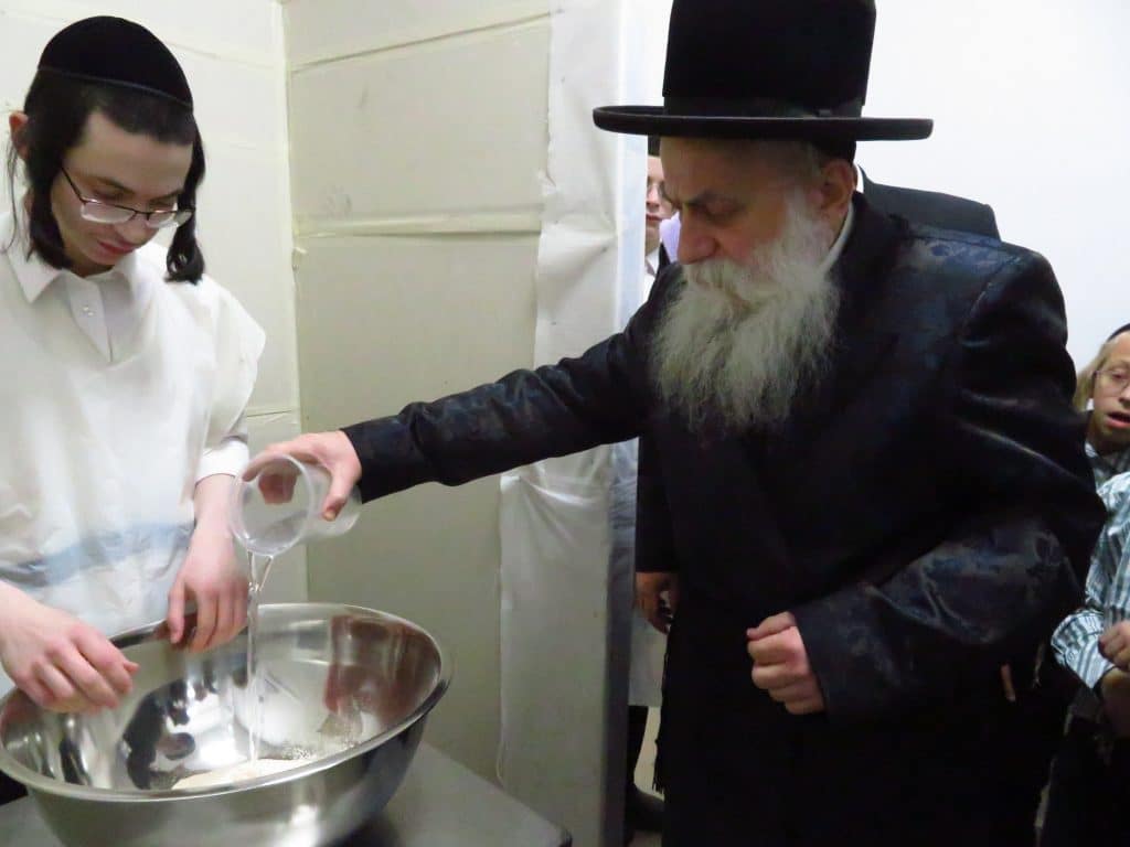 האדמו''ר מבוטשאן באפיית מצות