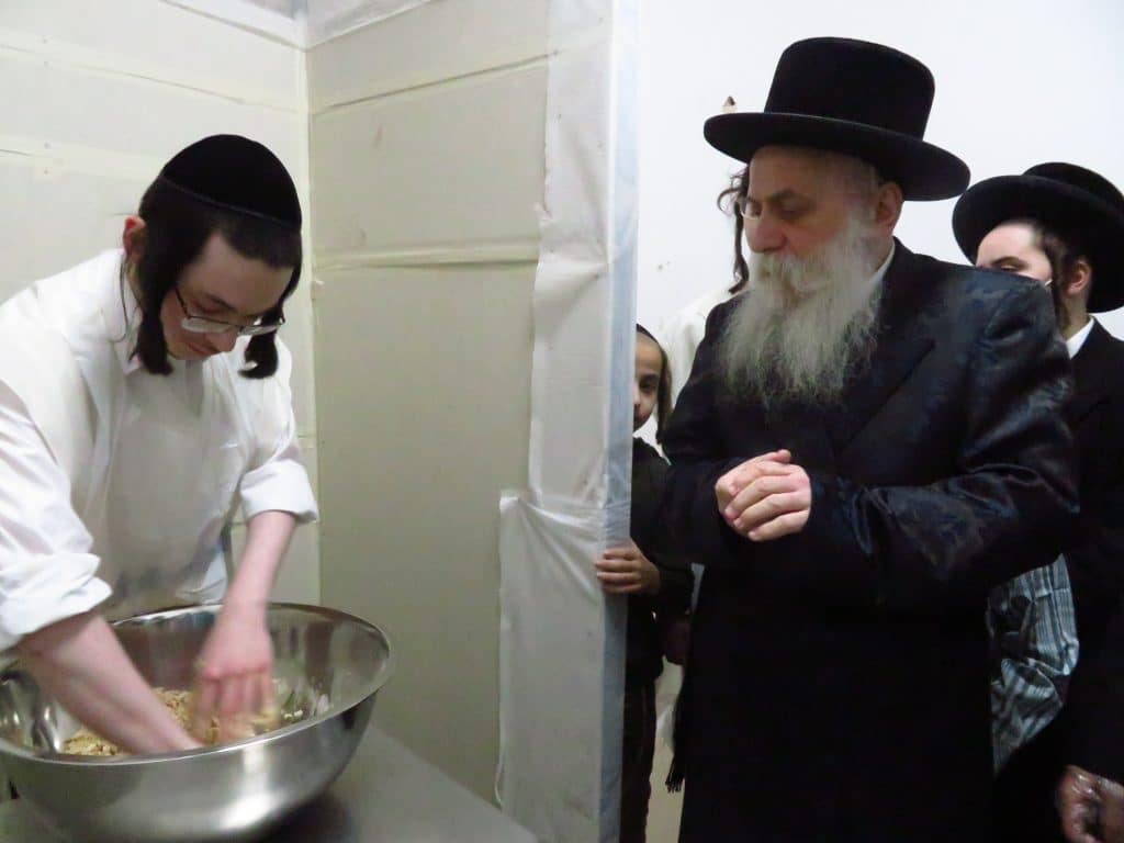 האדמו''ר מבוטשאן באפיית מצות