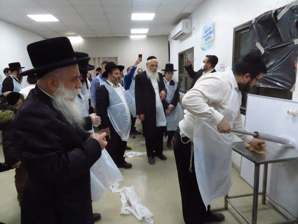 האדמו''ר מבוטשאן באפיית מצות