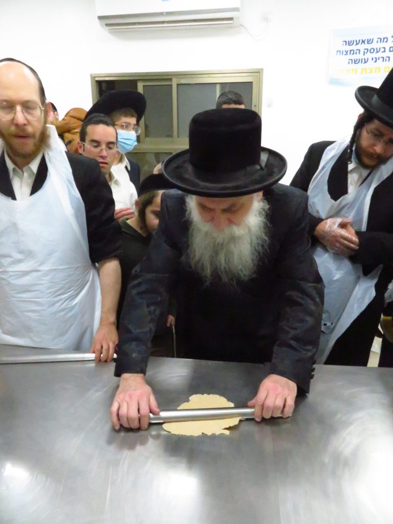 האדמו''ר מבוטשאן באפיית מצות