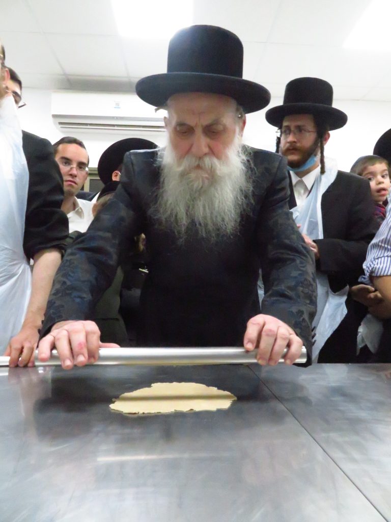 האדמו''ר מבוטשאן באפיית מצות