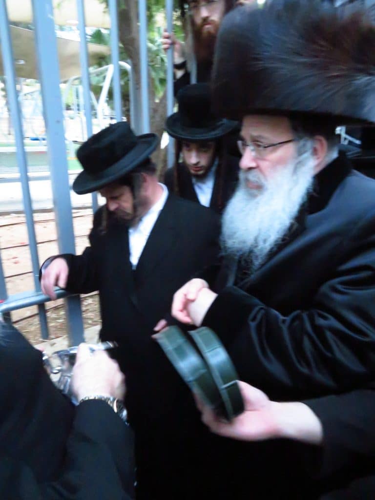 האדמו''ר מנדבורנה בשאיבת מים שלנו • גלריה