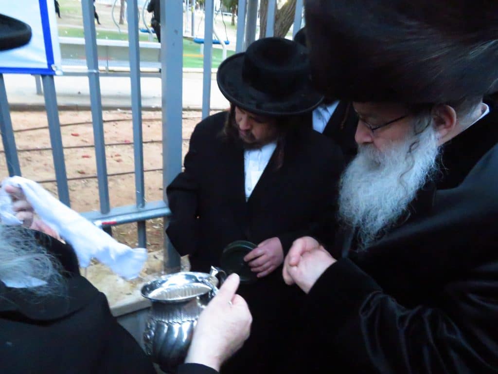 האדמו''ר מנדבורנה בשאיבת מים שלנו • גלריה