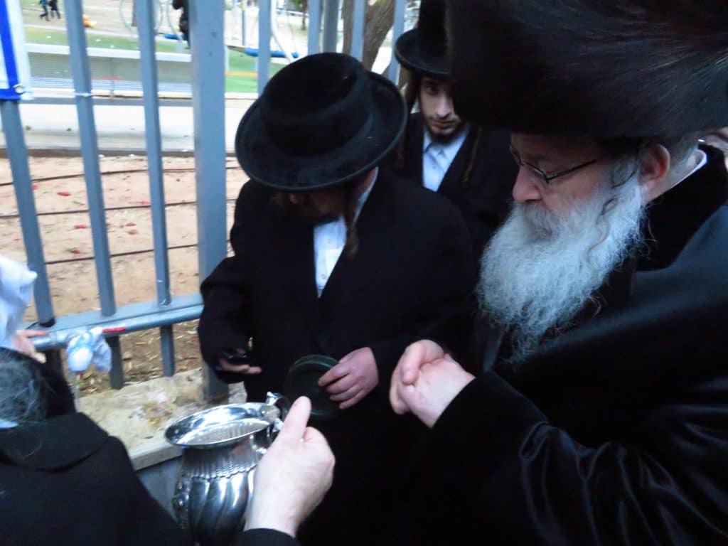 האדמו''ר מנדבורנה בשאיבת מים שלנו • גלריה