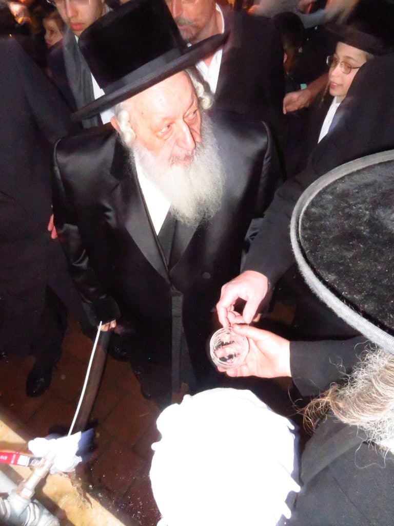 האדמו"ר מנאראל בשאיבת מים שלנו ובשריפת חמץ