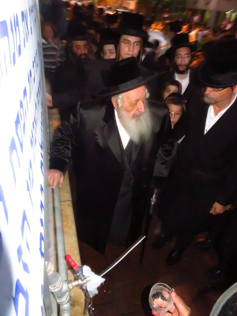 האדמו"ר מנאראל בשאיבת מים שלנו ובשריפת חמץ